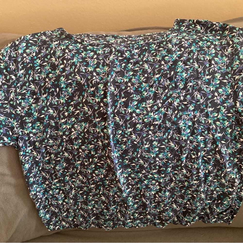 Women’s medium short sleeved top.